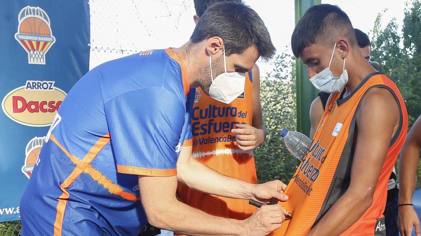 El 32é Campus d'Estiu de Valencia Basket baixa el teló amb la visita de San Emeterio