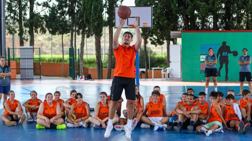 Guillem Ferrando visita el sisé torn del Campus d'Estiu en Tarihuela