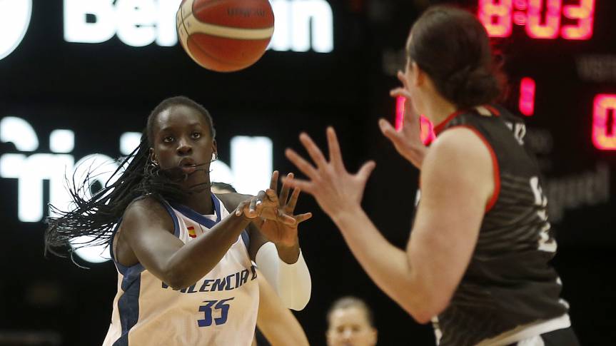 Awa Fam, the youngest player to make the debut with Valencia Basket