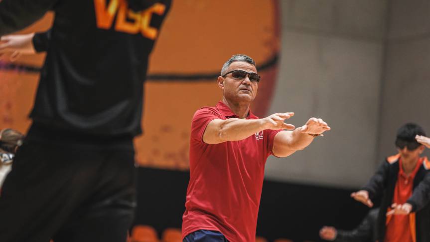 David Casinos and Celia Maestre inspire children with their “Goalball”
