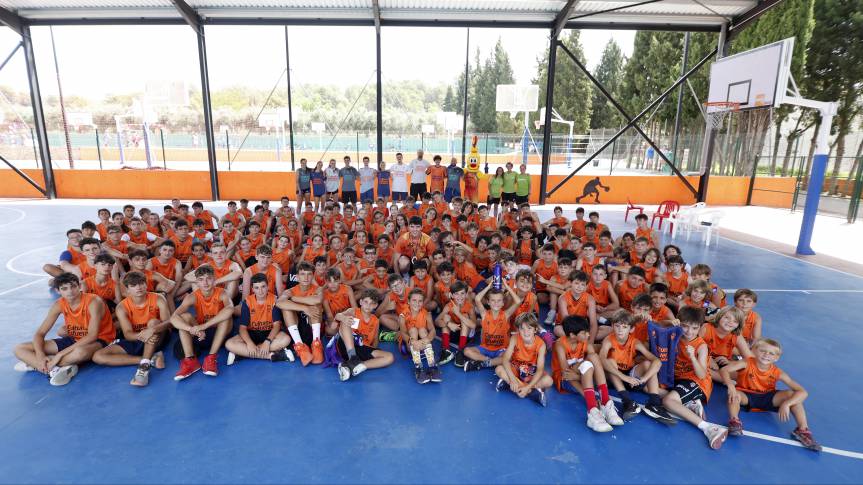 De Larrea visits the second shift of the Summer Camp at Tarihuela