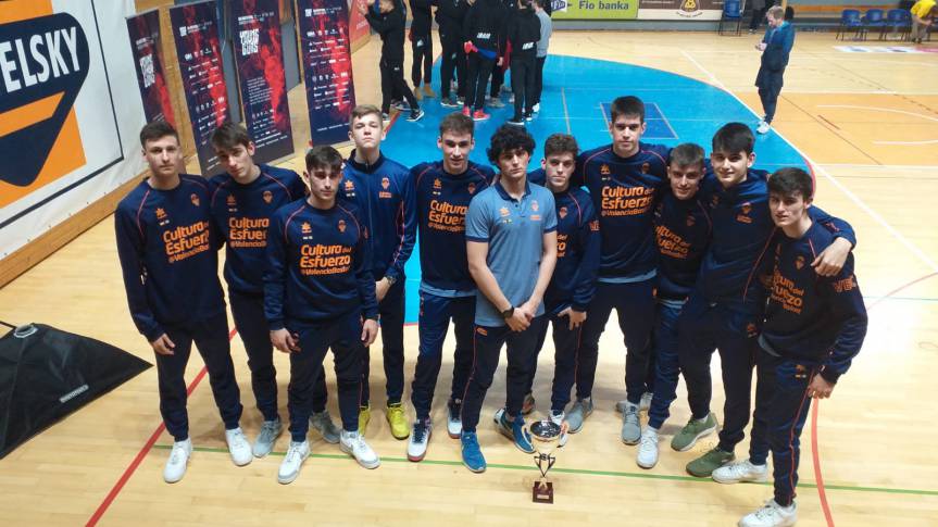 The U18 A team of Valencia Basket, on the podium of the Young Guns Invitational