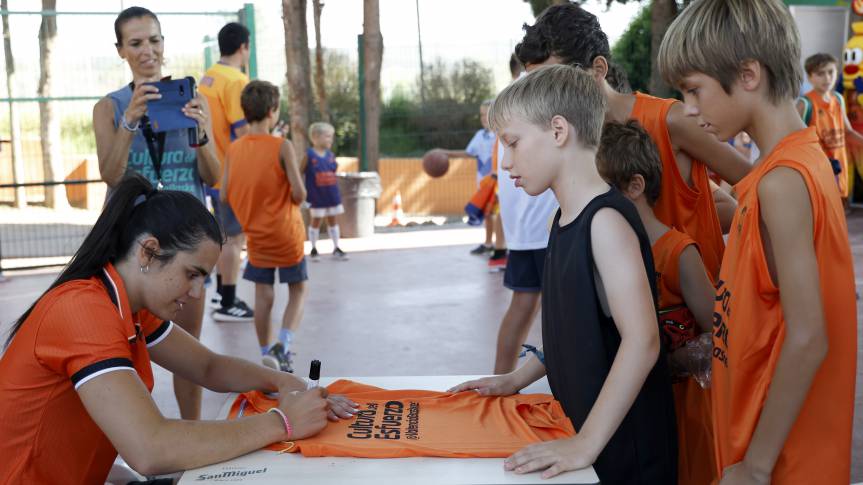 Leticia Romero visita el quinto turno del Campus de Verano en Tarihuela