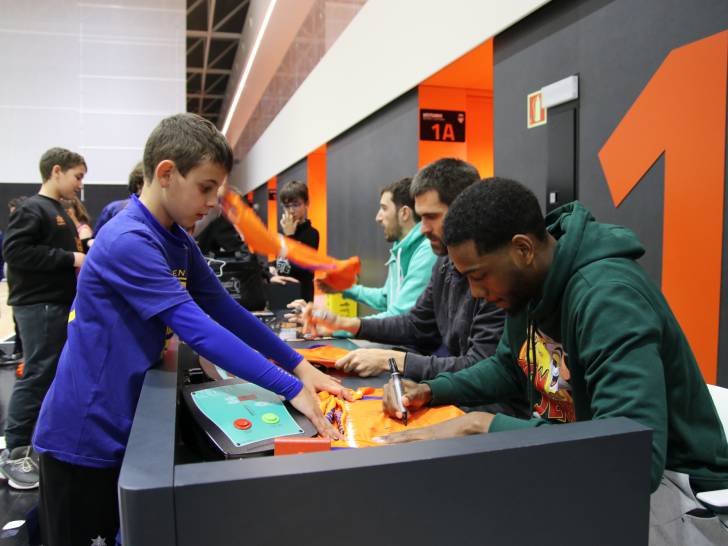 Els integrants de l’XI Campus de Nadal disfruten amb els primers equips de Valencia Basket