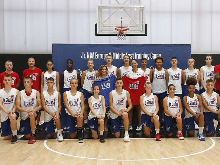 La concejala de deportes Pilar Bernabé visita el Jr. NBA Training Camp en L’Alqueria del Basket