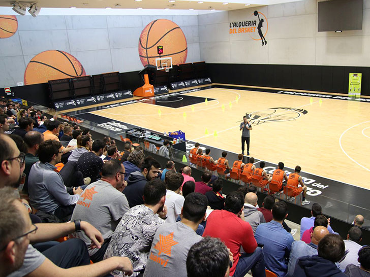 More than 300 coaches share a special day with the Valencia Basket staff