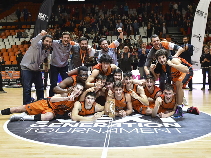 The U18 Valencia Basket players, with the national team after a historical season