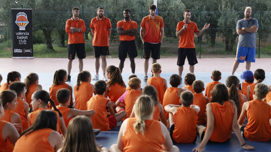 El equipo masculino 3x3 visita el cuarto turno del Campus de Verano en Tarihuela