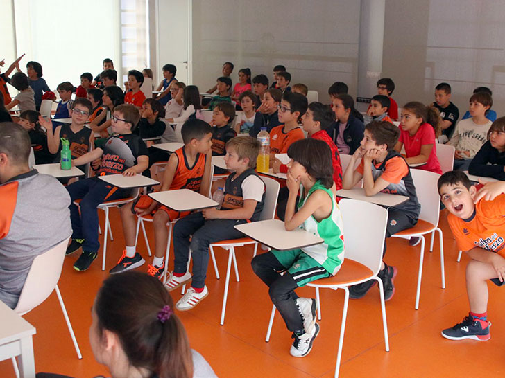 186 xiquets i xiquetes inicien el Campus i l'Escola de Pasqua de Valencia Basket